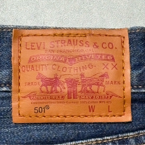 NEW LEVI'S 501 Denim Jean Shorts Women's Button Fly Hem Fray Medium Wash Size 31 - Picture 3 of 8